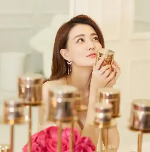 当胡冰卿徐璐同穿抹胸裙秀身材,同是仙女系女星,美貌大不相同