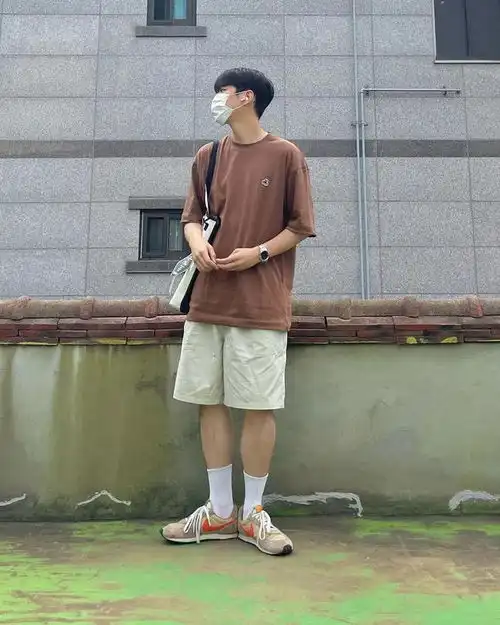 男生t恤短裤的搭配干净利落,这3套很好看