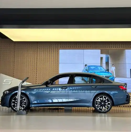 25款宝马3系实车到店,换发光格栅水晶挡把,入门184马力后驱