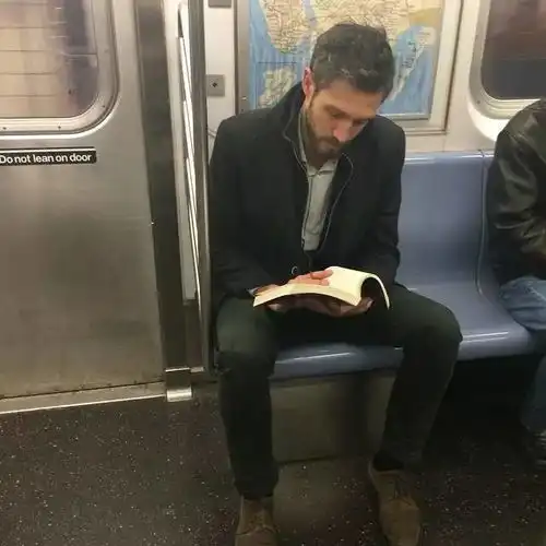 这本书火爆全网女生都想读,它收录了全世界的禁欲系帅哥