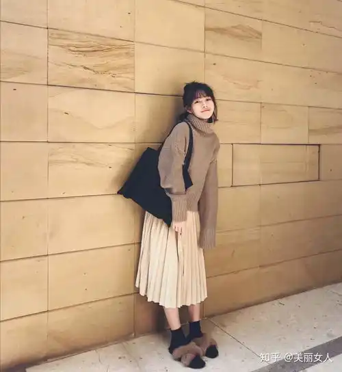 卡其色上衣配什么颜色裙子好看减龄