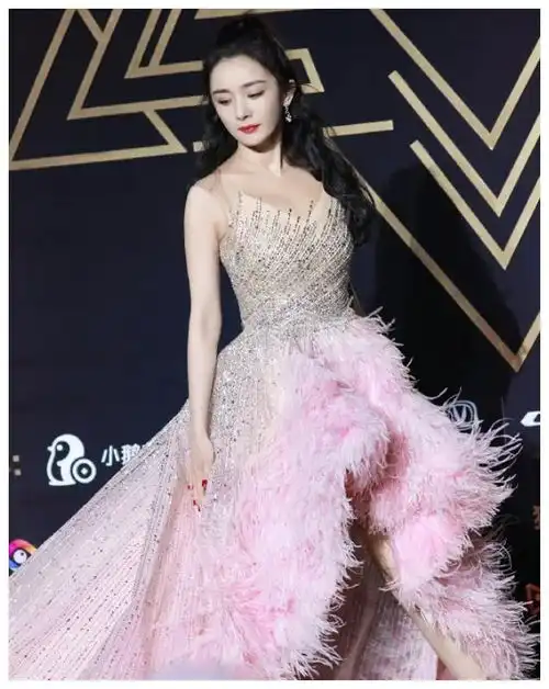 杨幂的羽毛裙被工作人员抬着走,路人偷拍到生图,这小腿肉过分了