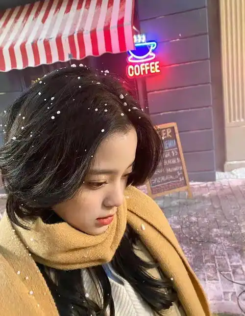 欧阳娜娜撩汉式拍照太强了穿百褶裙配白色连裤袜,美成清纯校花