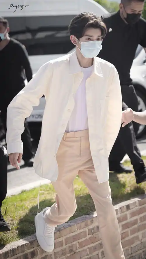 组图王源奇异剧本鲨路透曝光浅色系套装清爽少年感十足