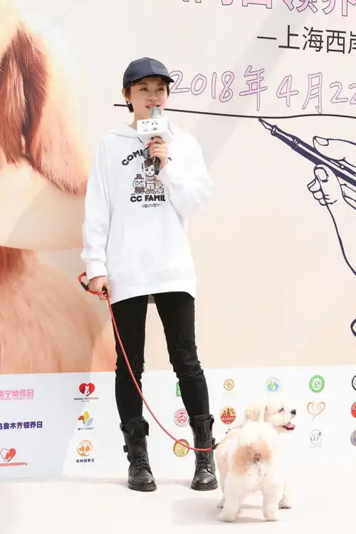 孙俪看着真不像38岁,穿白色卫衣搭修饰黑色牛仔裤,秒变18岁少女