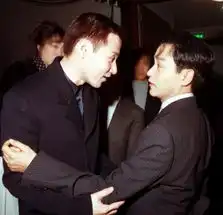 台媒曝光张国荣罕见旧照揽梅艳芳做搞怪鬼脸