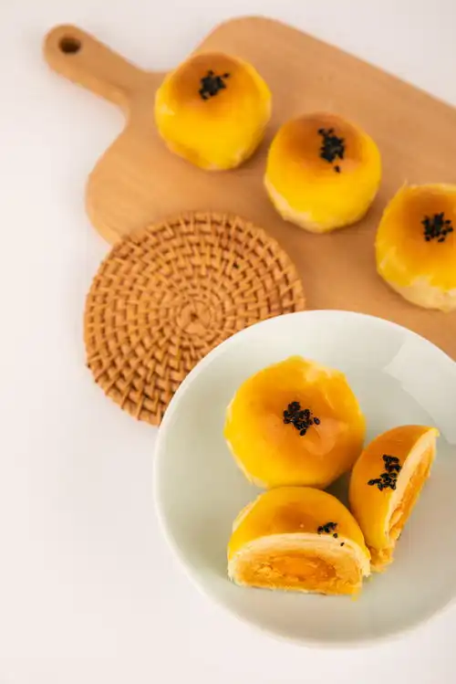 点心碟蛋黄酥糕点甜品美食摄影图摄影