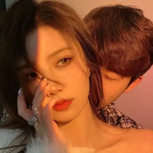 情侣头像温存陪伴