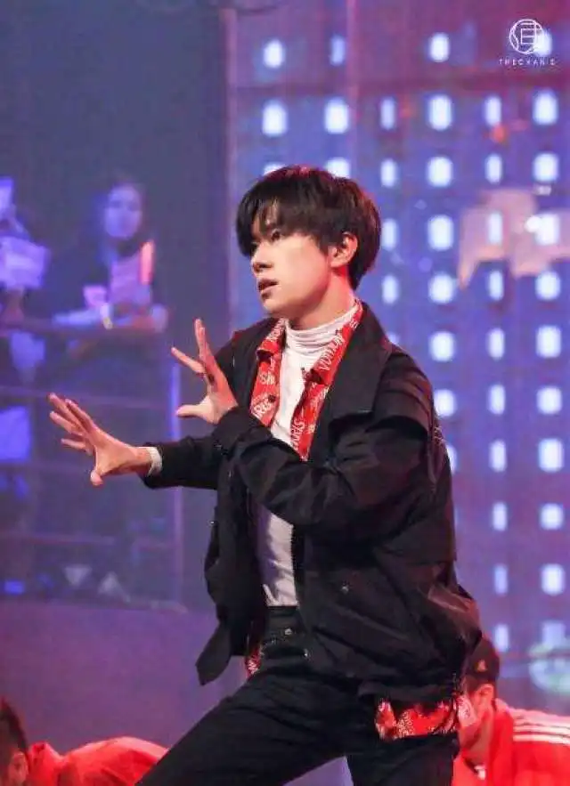 易烊千玺近照曝光,白色底衫尽显性感胸肌,网友长大的帅气少年