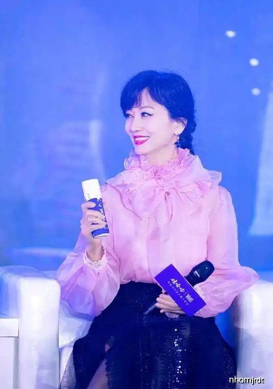 赵雅芝现身,穿紫粉色上衣搭亮片裙美得很,很适合女生年会穿