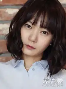 韩国女生中长卷发设计春季甜美又流行