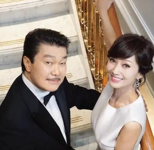 赵雅芝66岁生日,穿粉色仙女裙似少女,老公却亲密搂陌生女人