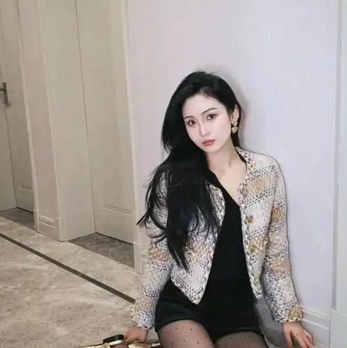 入春后小香风外套火了,配裙子优雅气质,30岁左右女人穿最美