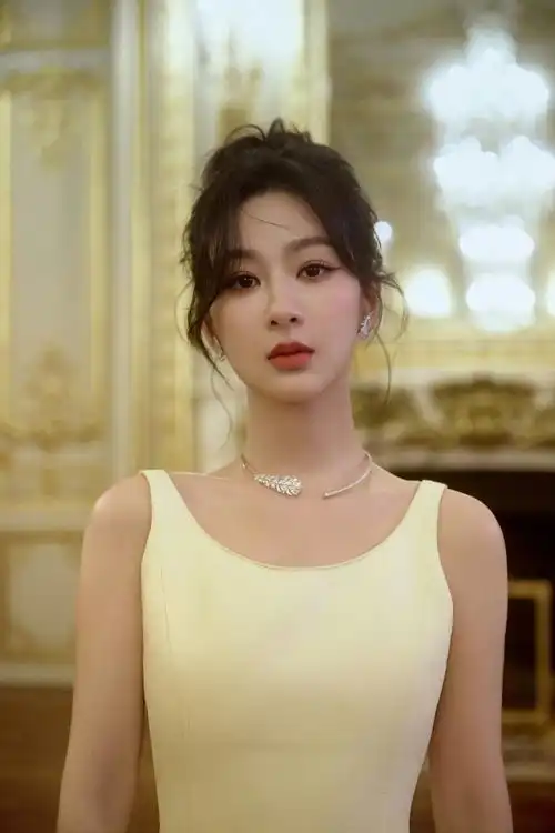 杨紫最新写真好美柠檬黄裸背吊带优雅盘发,纯欲姿态令人窒息