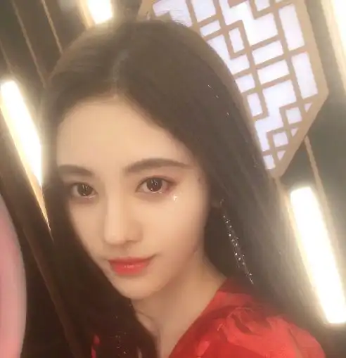 鞠婧祎这次又是与谁谈恋爱了,张哲瀚还是于朦胧,你更期待谁呢