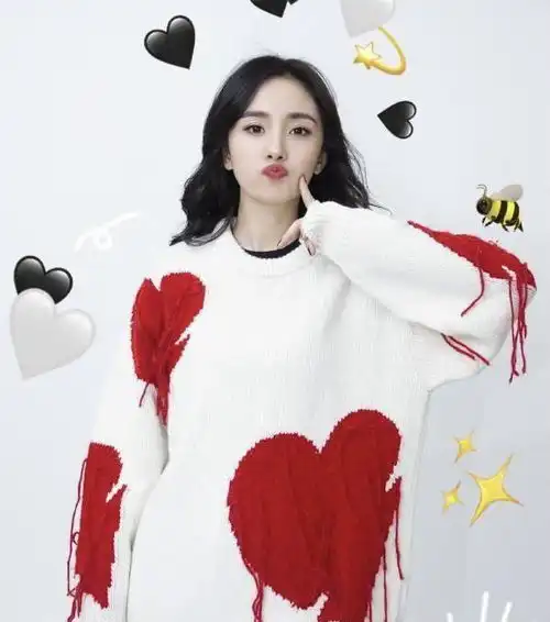 杨幂又出甜酷女孩装扮,黑色皮衣搭配格子衬衣,半高马尾甜美可爱