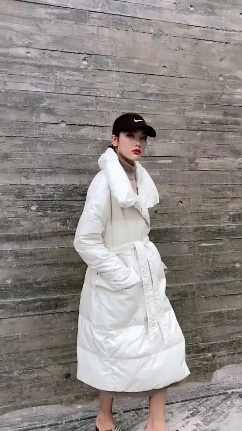 超级酷的美女,白色大衣搭配同色系毛衣裙,突显高级感