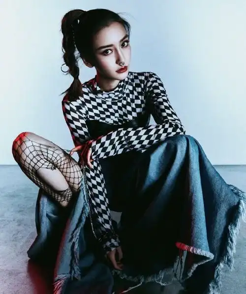 angelababy带了鼻环,朋克造型上演暗黑系,惊鸿一瞥的惊艳