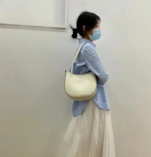 去了广州才发现没人卫衣了,满大街都穿衬衫,配小裙子简单气质