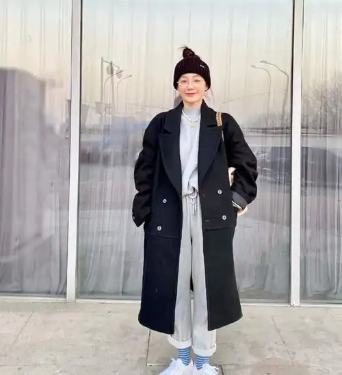 黑色大衣和5种颜色,不仅能够打破沉闷感,还显得很高级
