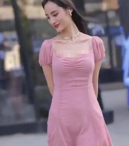 街拍粉红不是每个人都能驾驭的,尤其是粉丝色连衣裙,性感知性