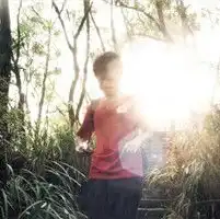 谁有qq男生头像背景是阳光系列的,最好也是穿红衣服的,有的献上来,谢谢