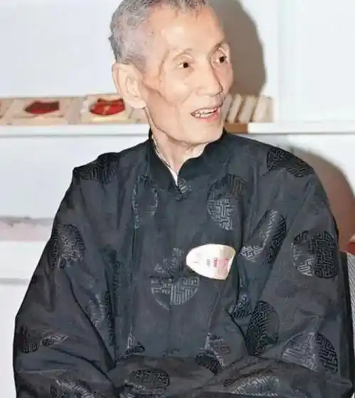 李嘉诚28岁时,找人算命后笑得合不拢嘴,风水师陈朗对他说了什么