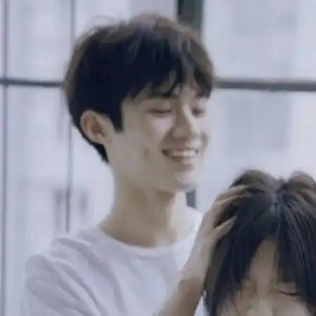 个性微信情侣头像一左一右我笑的阳光明媚的样子