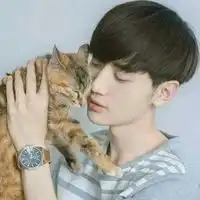 抱猫的男生侧脸头像