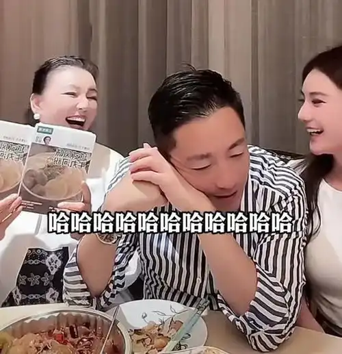 汪小菲一家三口上直播,张兰官宣5个月后当奶奶,马筱梅否认怀孕