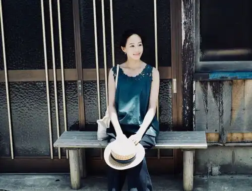 一不小心穿错的墨绿色,张钧甯穿出复古优雅的感觉,真是气质美女