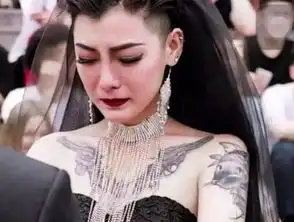 大家还记得曾经满身纹身穿黑婚纱爆红的新娘吗现今判若两人