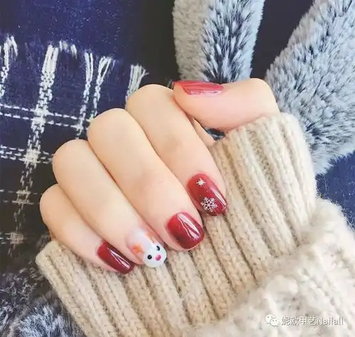 红色系美甲流行款式,显白又时尚