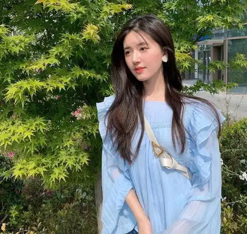 水蓝色衣服简直美炸了特别温柔的颜色,春夏出街是最清纯的风景