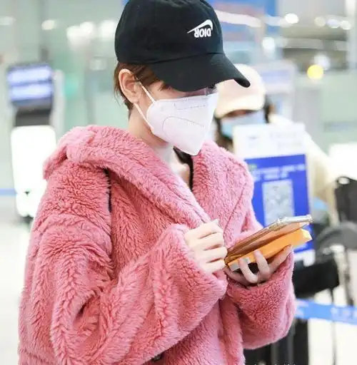 陈翔否认出轨后毛晓彤现身,低头看手机不说话,网友却一边倒支持