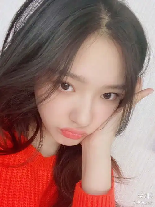 林允晒红色系穿搭自拍妆容粉嫩捏脸卖萌显纯真俏皮