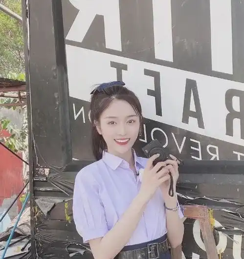 吴宣仪也太甜了,校园风穿搭俏皮活泼,灿烂笑容真治愈