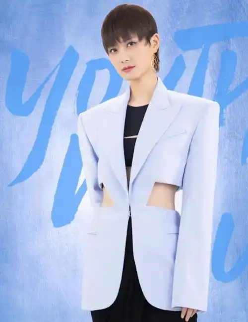 李宇春是中性穿搭模范,偶尔穿上裙子,很是惊艳