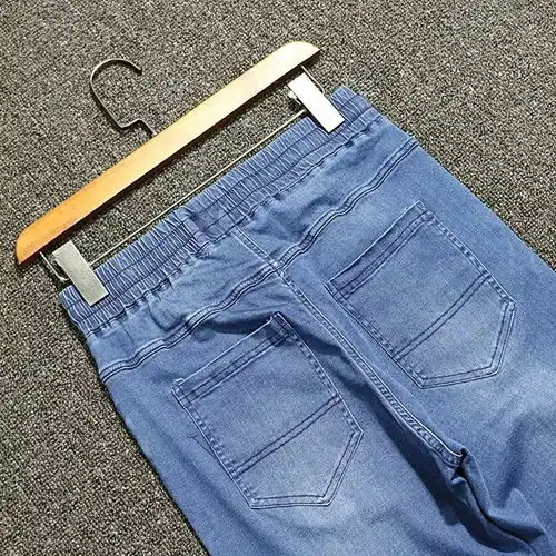 夏装新款男士牛仔裤整体色系采用水洗浅蓝色很有味道的蓝修身小脚版型束口设计面料舒适