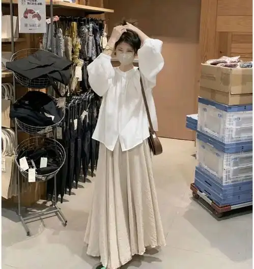 白衬衫搭配不同款式半裙,简约中透露出优雅气质