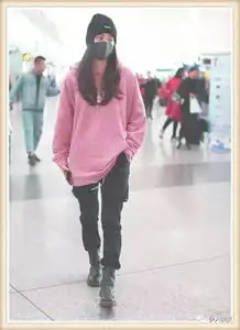 欧阳娜娜终于重拾少女心穿粉卫衣少女感回归,跪求别再放飞自我