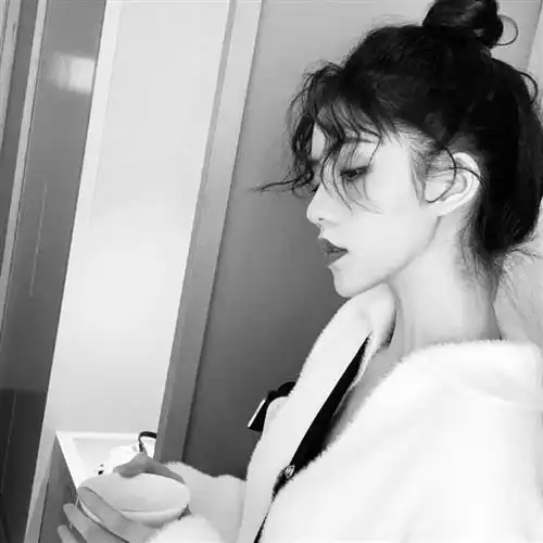 头像女生冷系黑白
