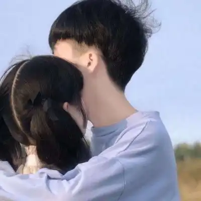 甜系女孩接吻情侣头像