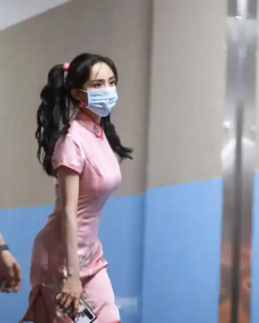 33岁的杨幂穿粉色旗袍,难掩傲人好身材,双马尾造型少女感十足