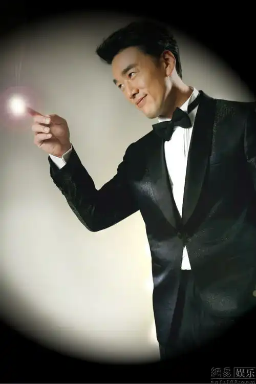 王耀庆最新西装写真曝光霸气傲娇受欢迎