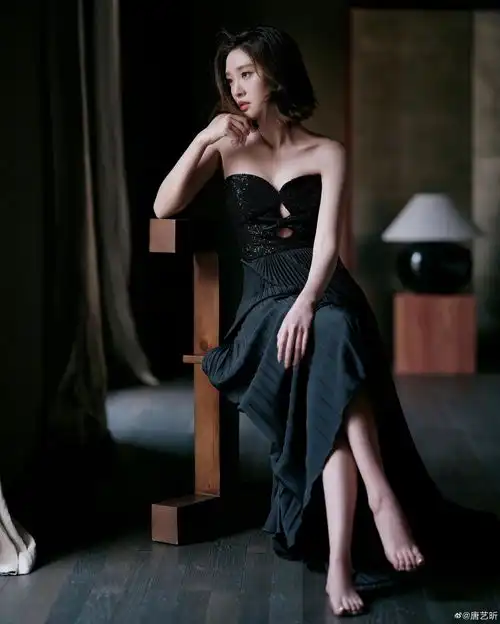 唐艺昕穿抹胸裙秀香肩坐窗边侧颜美氛围感满分