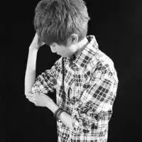 帮我把男生的背景颜色换成女生那种,,急急急或者帮我把这个女生配一个情侣头像