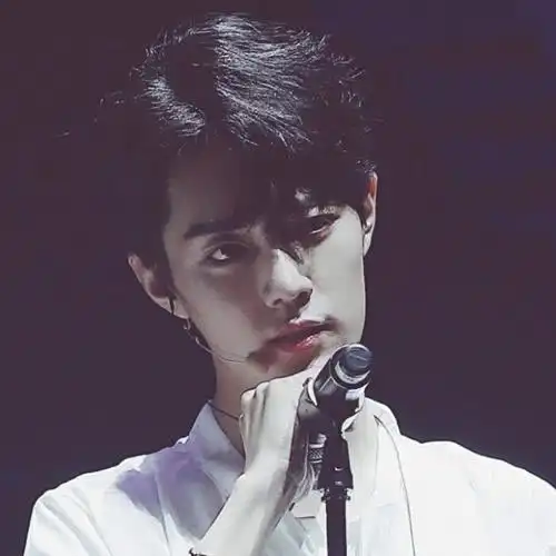 肖战ins头像深夜变黑,某娱乐十问肖战居家隔离期间,真断网了吗