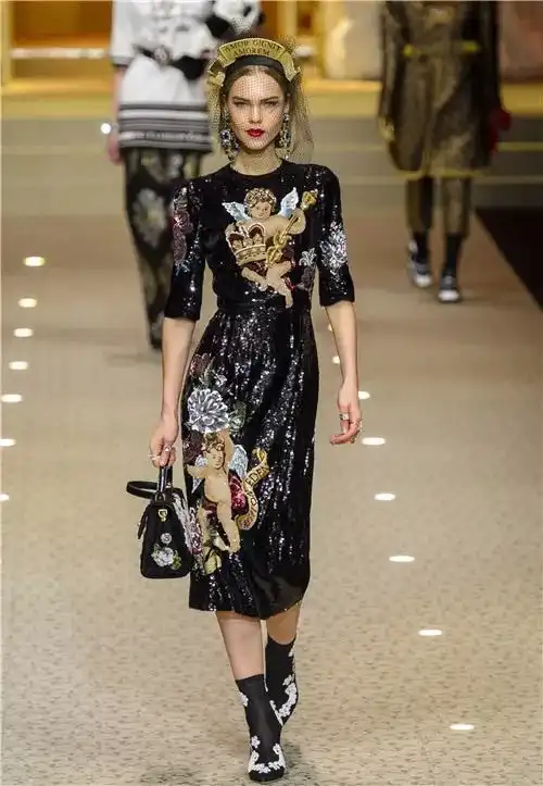 未来感乘坐时光机,带你看未来的衣服