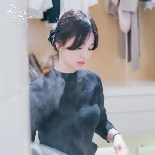 宋慧乔新剧造型大爆火黑白色彩演绎女神范,气质颜值重回到巅峰